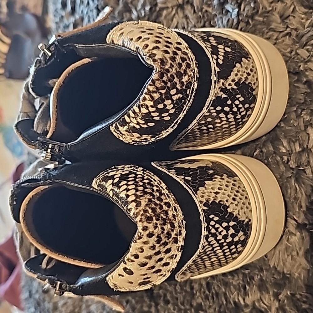 Blondo Sneakers - Picture 3 of 5